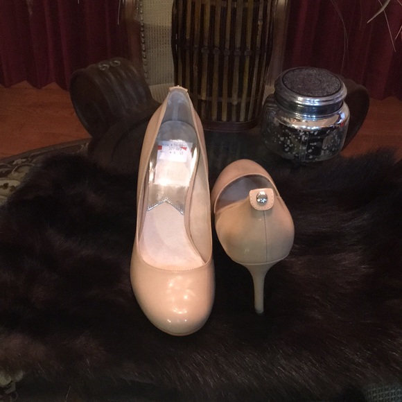 Michael Kors Beige Patent Leather Pumps - Picture 3 of 8